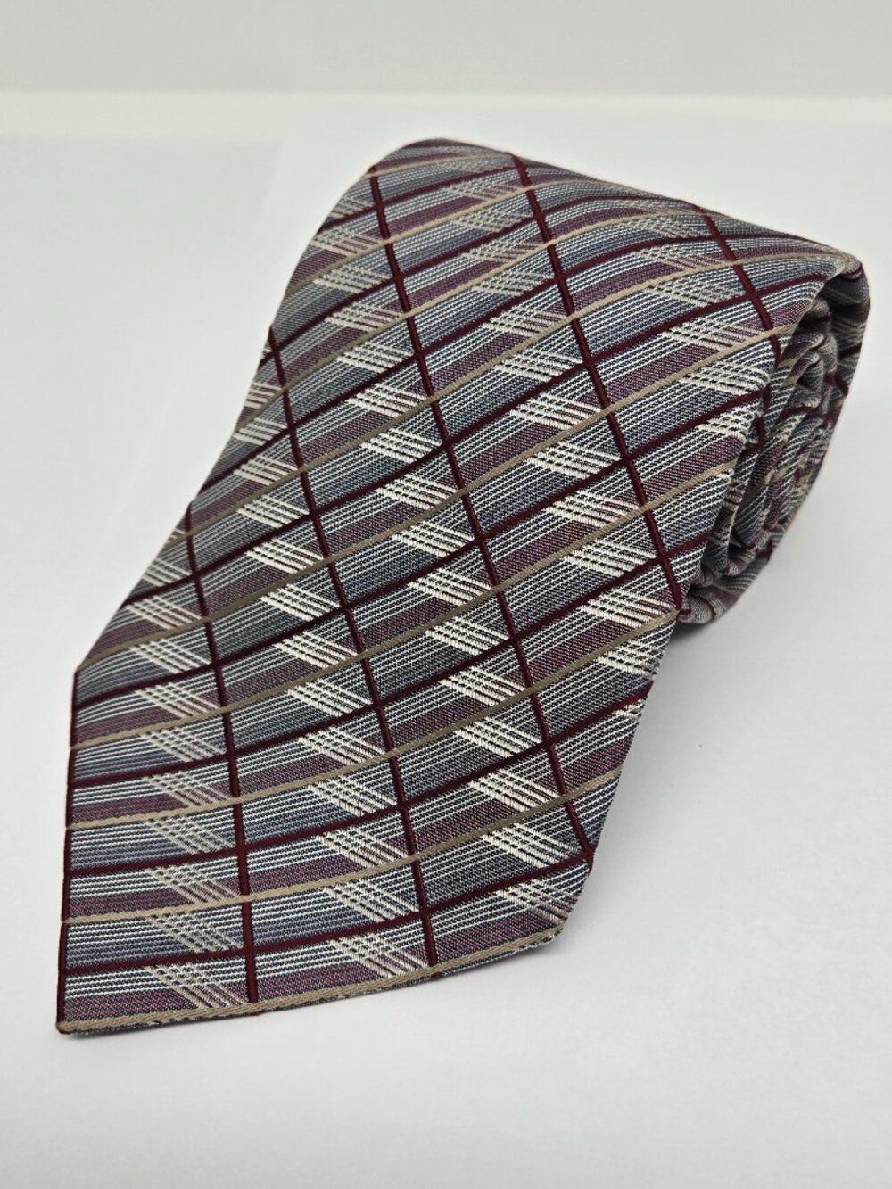Geoffrey Beene 100% Silk Geometric Mens Tie, Silver, Burgundy